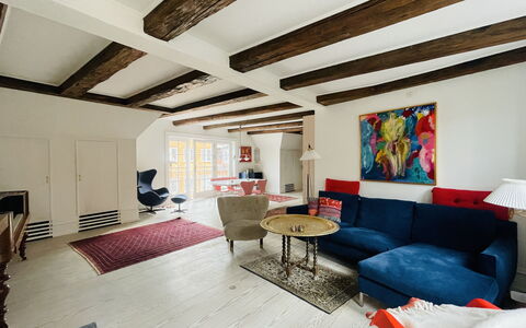 Ultimate Location - Private Roof Terrace - 2 Bedrooms - 4 People: Dining Room, Living Room