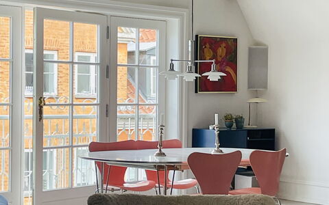 Ultimate Location - Private Roof Terrace - 2 Bedrooms - 4 People: Dining Room