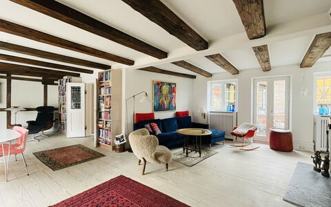 Ultimate Location - Private Roof Terrace - 2 Bedrooms - 4 People: Dining Room, Living Room