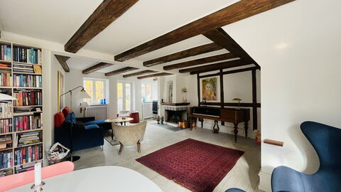 Ultimate Location - Private Roof Terrace - 2 Bedrooms - 4 People: Dining Room, Living Room