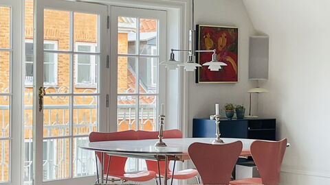 Ultimate Location - Private Roof Terrace - 2 Bedrooms - 4 People: Dining Room