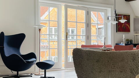 Ultimate Location - Private Roof Terrace - 2 Bedrooms - 4 People: Dining Room, Living Room