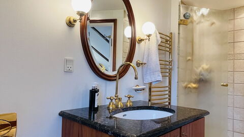 Ultimate Location - Private Roof Terrace - 2 Bedrooms - 4 People: Bathroom