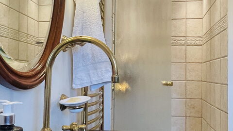 Ultimate Location - Private Roof Terrace - 2 Bedrooms - 4 People: Bathroom