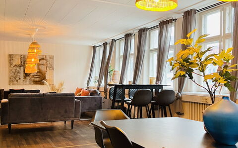 Pedestrian Street - Center - 7 Br - 14 Guests: Dining Room, Living Room