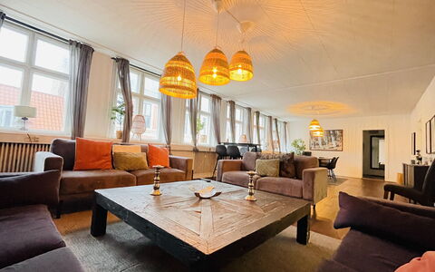 Pedestrian Street - Center - 7 Br - 14 Guests: Living Room