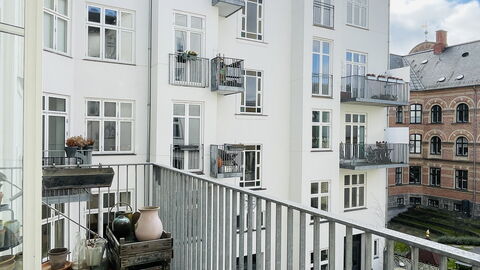 Close To Lakes - Tivoli - 2 Br - 4 People: Balcony / Terrace / Patio, Building Exterior, Outdoor