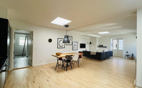 Center - 3 Br - 6 People - Close To Metro: Dining Room, Living Room