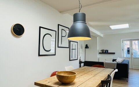 Center - 3 Br - 6 People - Close To Metro: Dining Room