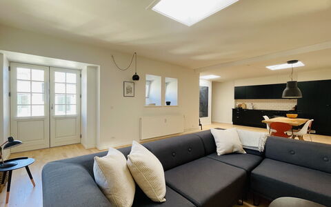 Center - 3 Br - 6 People - Close To Metro: Dining Room, Kitchen, Living Room