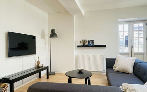 Center - 3 Br - 6 People - Close To Metro: Living Room