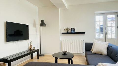 Center - 3 Br - 6 People - Close To Metro: Living Room