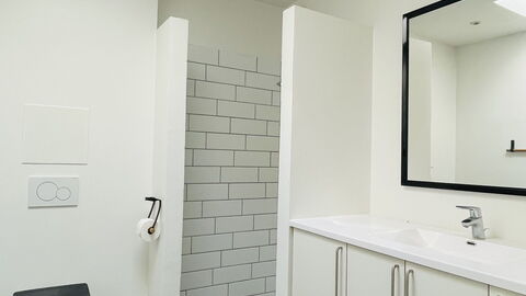 Center - 3 Br - 6 People - Close To Metro: Bathroom