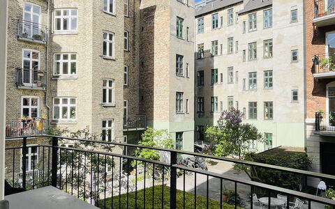Nørrebro - Small Family - 2 Adults And Baby: Balcony / Terrace / Patio, Building Exterior