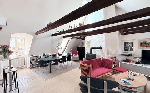 Latin Neighborhood - 2 Br - 4 People - Historical: Dining Room, Living Room