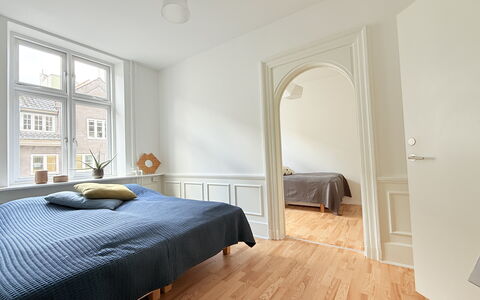 Center - 3 Br - 5 People - Close To Metro- Balcony: Bedroom