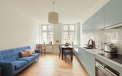 Center - 3 Br - 5 People - Close To Metro- Balcony: Kitchen, Living Room