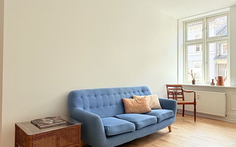 Center - 3 Br - 5 People - Close To Metro- Balcony: Living Room