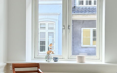 Center - 3 Br - 5 People - Close To Metro- Balcony: Living Room