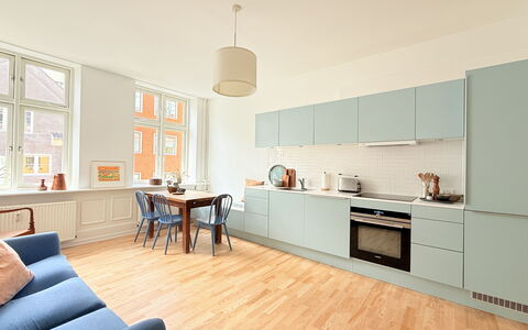 Center - 3 Br - 5 People - Close To Metro- Balcony: Kitchen