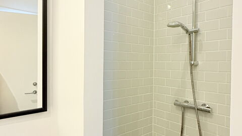 Center - 3 Br - 5 People - Close To Metro- Balcony: Bathroom