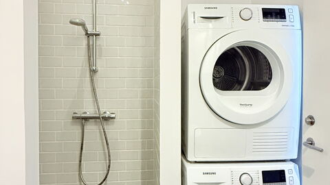 Center - 3 Br - 5 People - Close To Metro- Balcony: Bathroom