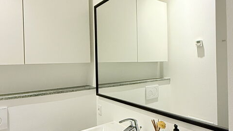 Center - 3 Br - 5 People - Close To Metro- Balcony: Bathroom