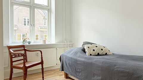 Center - 3 Br - 5 People - Close To Metro- Balcony: Bedroom