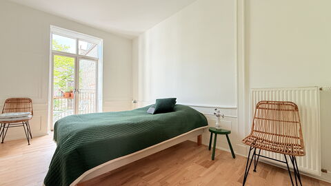 Center - 3 Br - 5 People - Close To Metro- Balcony: Bedroom