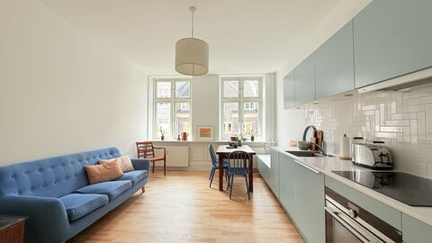 Center - 3 Br - 5 People - Close To Metro- Balcony: Kitchen, Living Room