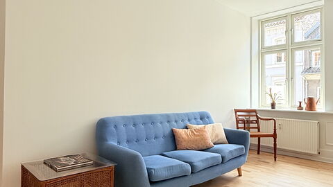 Center - 3 Br - 5 People - Close To Metro- Balcony: Living Room