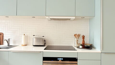 Center - 3 Br - 5 People - Close To Metro- Balcony: Kitchen