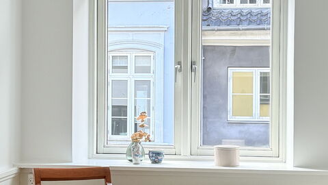 Center - 3 Br - 5 People - Close To Metro- Balcony: Living Room