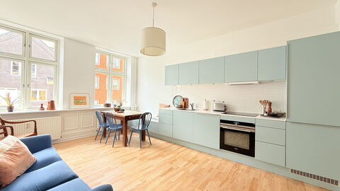 Center - 3 Br - 5 People - Close To Metro- Balcony: Kitchen