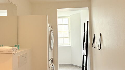 Inner City - 4br - 2 Bath - 7 People: Bathroom