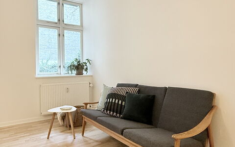 Center - 3 Br - 4 People - Close to Metro: Living Room