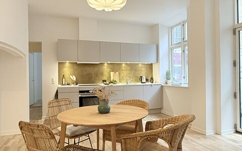 Center - 3 Br - 4 People - Close to Metro: Dining Room