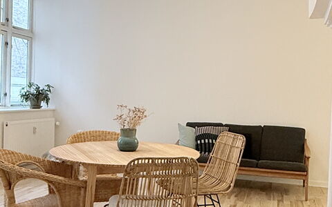 Center - 3 Br - 4 People - Close to Metro: Dining Room