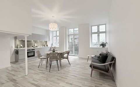 Center - 3 Br - 4 People - Close to Metro: Dining Room, Kitchen