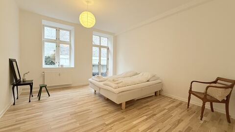 Center - 3 Br - 4 People - Close to Metro: Bedroom