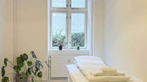 Center - 3 Br - 4 People - Close to Metro: Bedroom