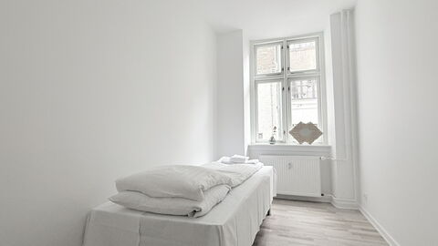 Center - 3 Br - 4 People - Close to Metro: Bedroom