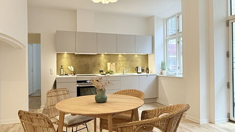 Center - 3 Br - 4 People - Close to Metro: Dining Room