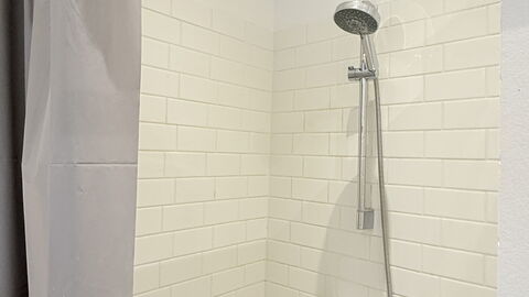 Center - 3 Br - 4 People - Close to Metro: Bathroom