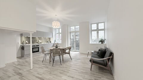 Center - 3 Br - 4 People - Close to Metro: Dining Room, Kitchen