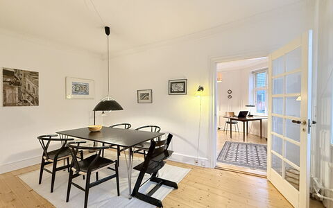 Cozy Area - Super Location - 2 Br: Dining Room