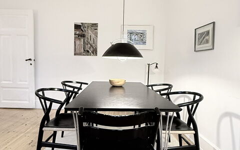 Cozy Area - Super Location - 2 Br: Dining Room