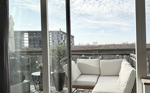 Close to Metro - 3 Br- 5 People: Balcony / Terrace / Patio