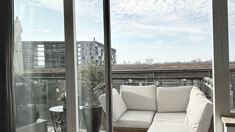 Close to Metro - 3 Br- 5 People: Balcony / Terrace / Patio