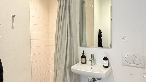 Close to Metro - 3 Br- 5 People: Bathroom